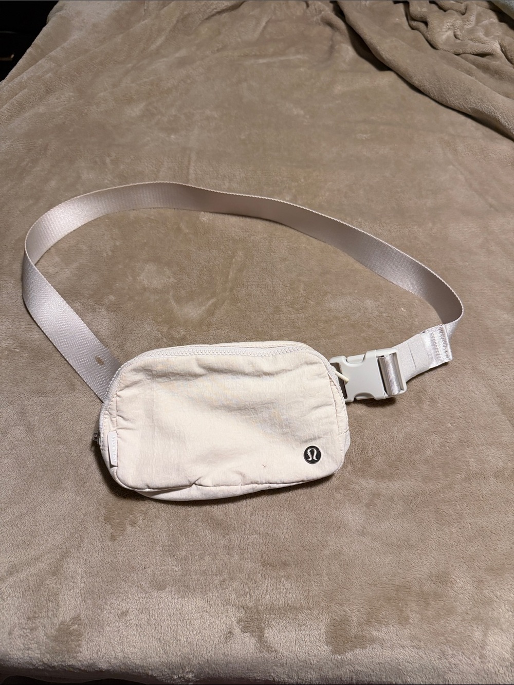 lululemon athletica cream belt pouch with adjustable webbing strap